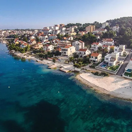 Amazing In Okrug Gornji With Wifi