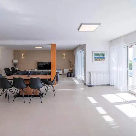 Amazing In Okrug Gornji With Wifi Holiday home Trogir